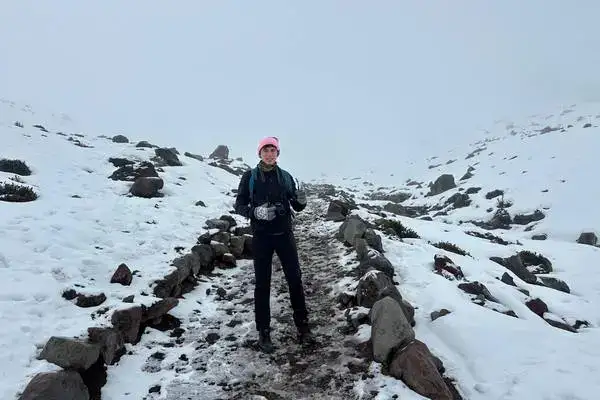 Viajera en el sendero nevado hacia el refugio del Chimborazo