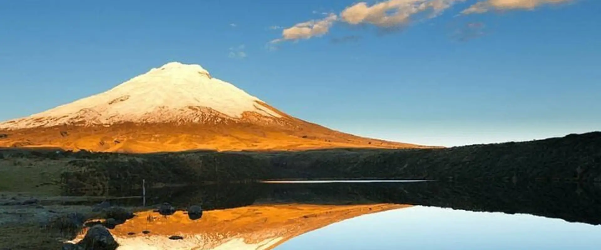 El volcán Cotopaxi reflejado en la laguna de Limpiopungo al atardecer