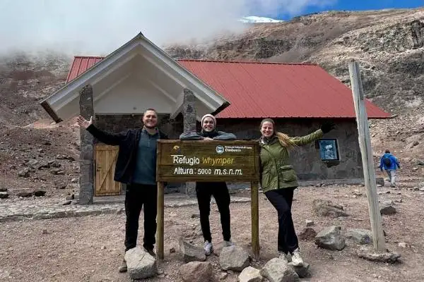 Viajeros en el refugio Whymper del Chimborazo a 5.000 metros