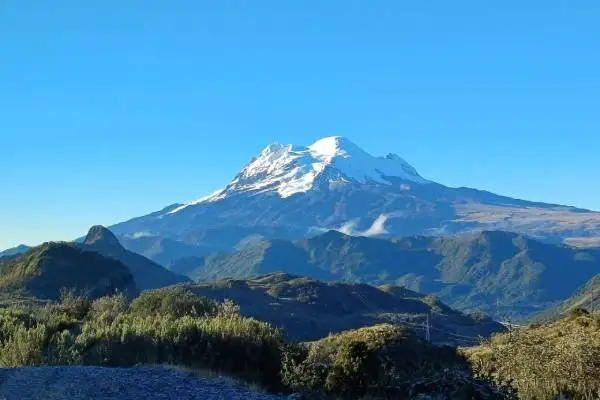 Volcán Antisana con su cumbre nevada sobre el páramo ecuatoriano