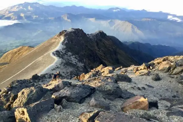 Cráter y filo rocoso del volcán Guagua Pichincha cerca de Quito