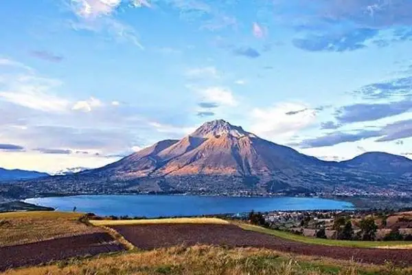 Volcán Imbabura junto al lago San Pablo en la sierra norte de Ecuador