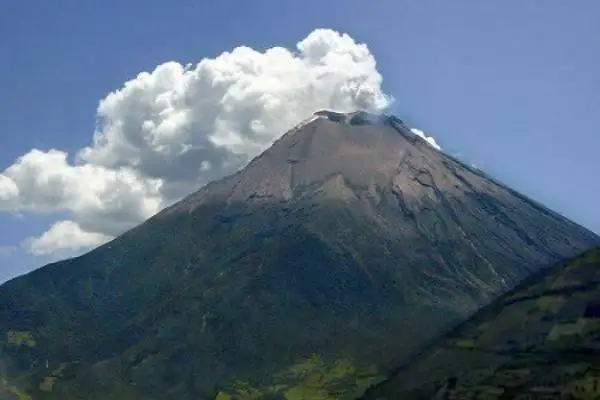 Volcán Reventador activo expulsando una columna de humo
