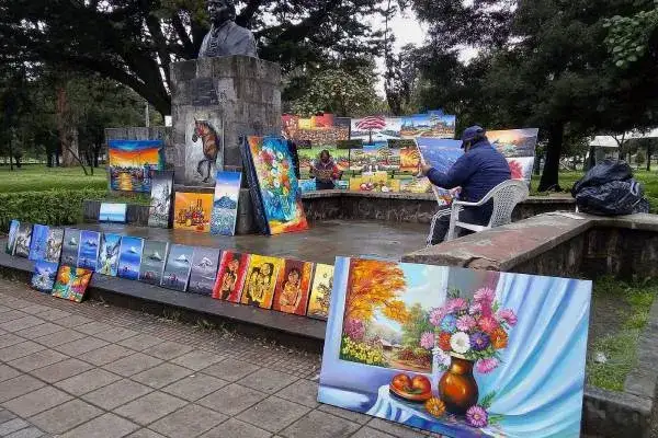 Pinturas al óleo expuestas en la feria de arte del Parque El Ejido, Quito