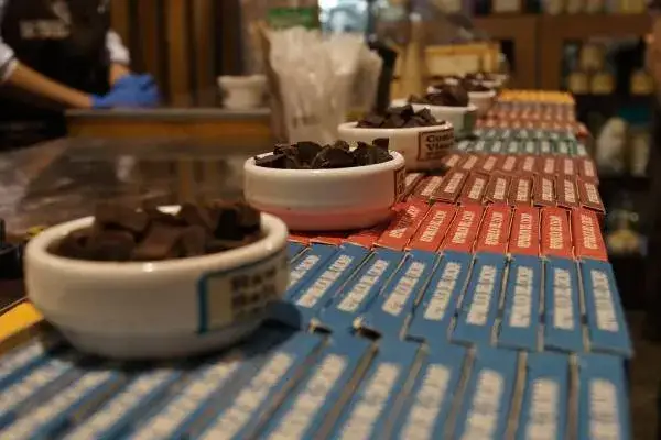 Trozos de chocolate ecuatoriano para degustar en la tienda República del Cacao, Quito