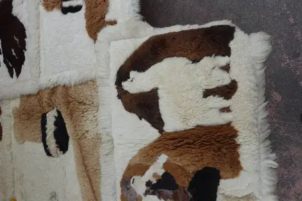 Tapetes de lana de alpaca con figuras de llamas, típicos de los mercados de Quito