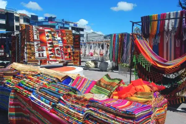 Tapices y textiles andinos a la venta en el mercado de Otavalo