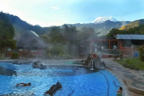 Piscinas termales de Papallacta con vista a los Andes al atardecer