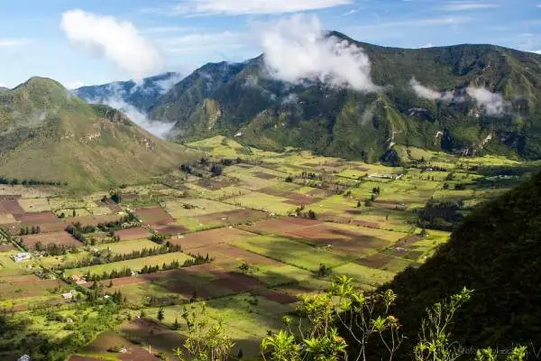 Vista del valle agrícola dentro del cráter de la Reserva Geobotánica Pululahua