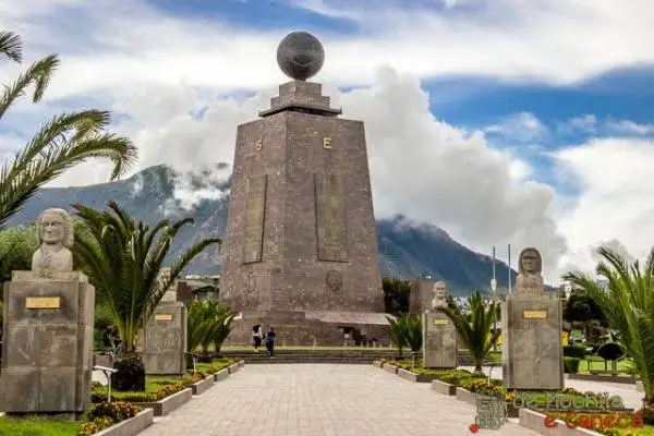 Monumento a la Mitad del Mundo que marca la línea ecuatorial cerca de Quito