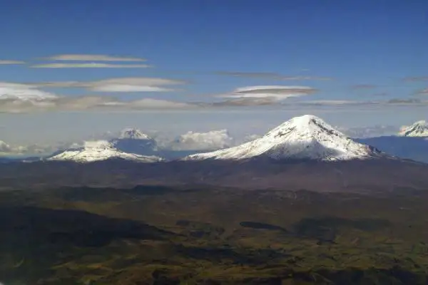 Vista aérea de la Avenida de los Volcanes con varias cumbres nevadas