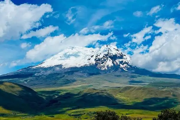Páramo de la Reserva Ecológica Antisana con el volcán al fondo