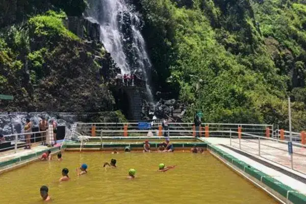 Baños Ecuador hot springs at the foot of Tungurahua volcano