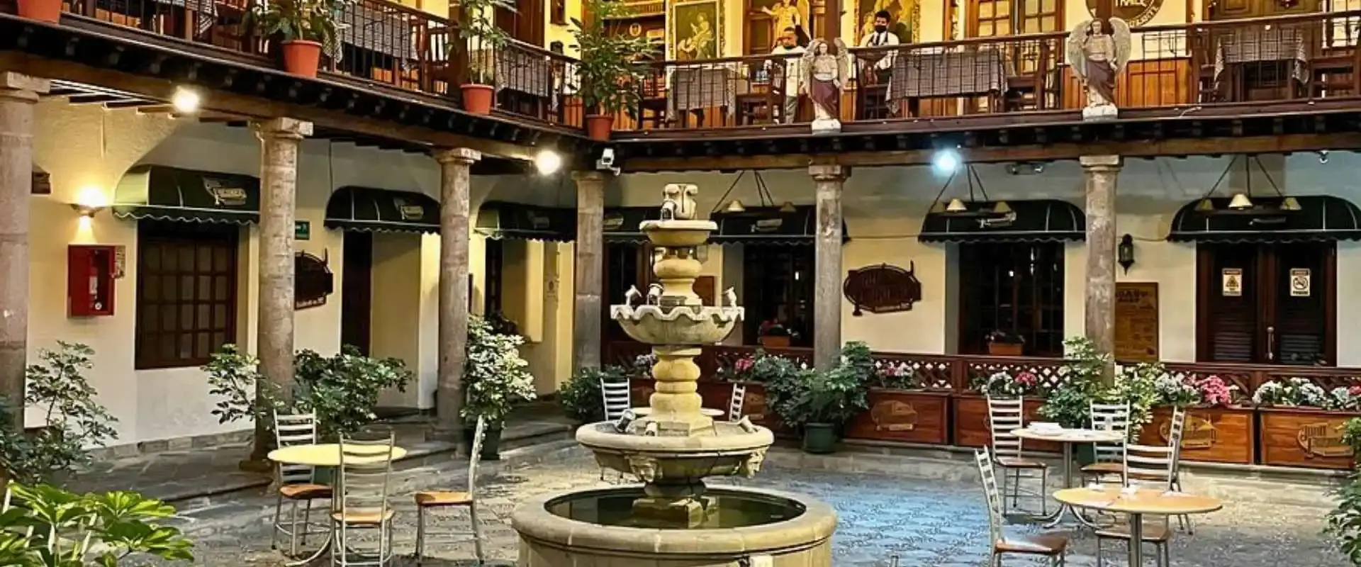 Modern interior design with warm lighting and decorated tables in the best restaurant in Quito, ideal for a romantic dinner.