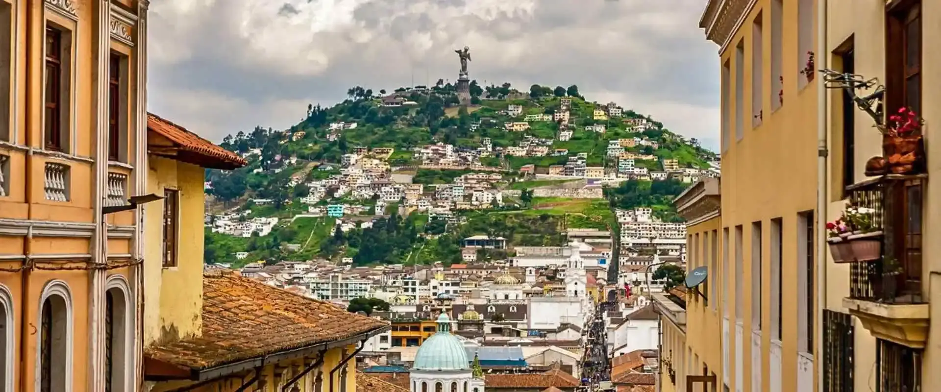 Panoramic view of the colonial churches and colorful houses of the Historic Center, the ideal area to stay in Quito for culture lovers.