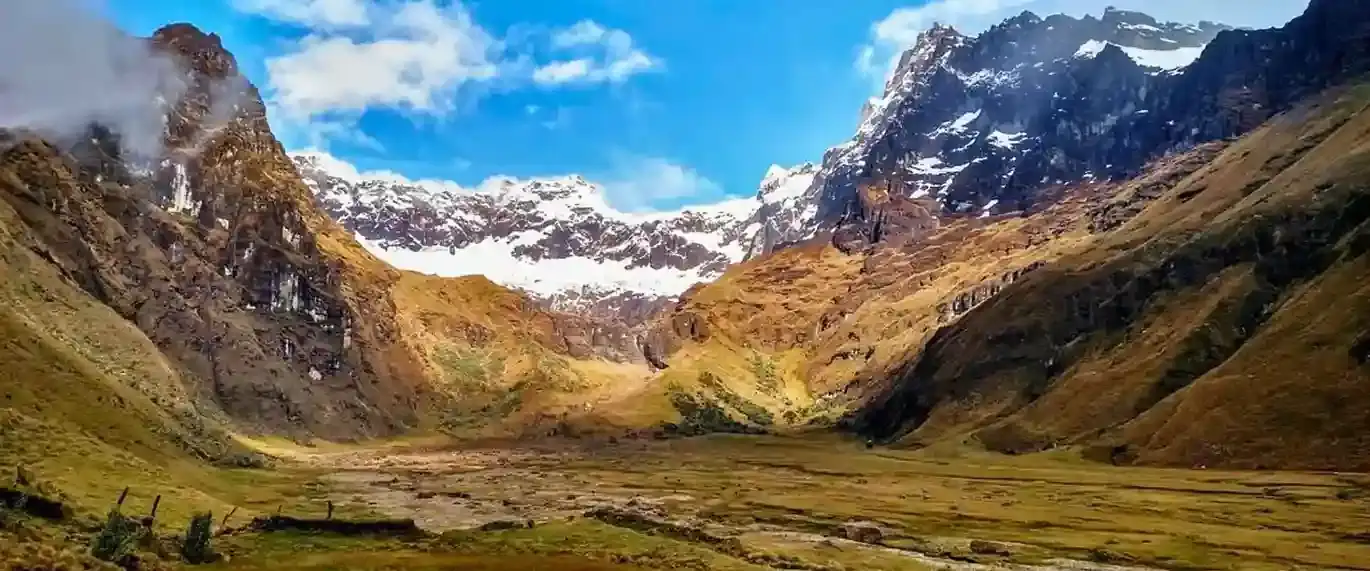 El Altar Ecuador collapsed volcano nine peaks surrounding Laguna Amarilla crater lake