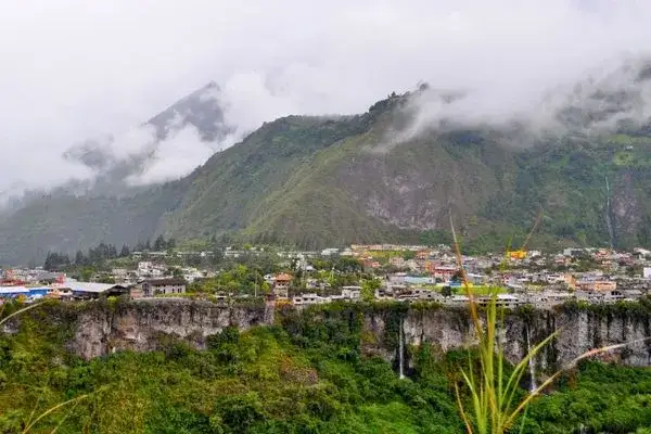 Baños de agua santa a town under tungurahua volcano