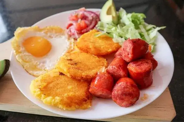 llapingachos with fried egg, salad and sausages