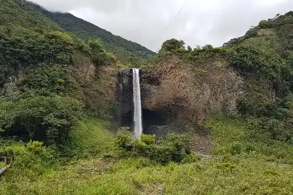 Manto de la novia waterfall banos