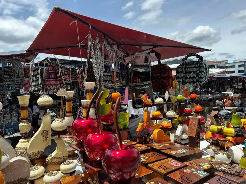 Mercado de otavalo plaza de ponchos ecuador otavalo tour