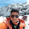 Simon Toaquiza, guía de Quito Trips, en un glaciar de los Andes