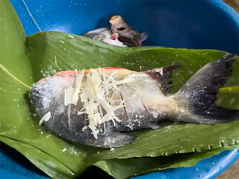 Maito de pescado en preparación sobre hoja de bijao, uno de los platos típicos de la amazonía